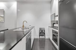 Stylish and Spacious 2-Bed Apartment Melbourne - 3