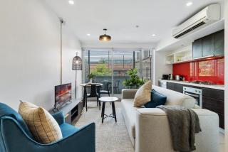Beautifully Cosy St Kilda Apartment - 0
