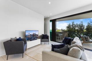 Spacious and Superb 3-bed Apartment - 5