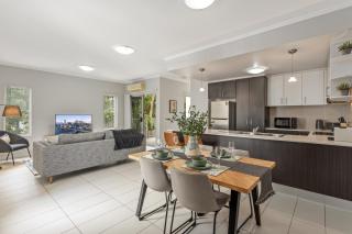 Central Cosy 2-Bed with Pool and near QUT & CBD - 0