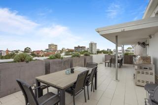 Sleek 2-Bed with Balcony and Communal BBQ Area - 6