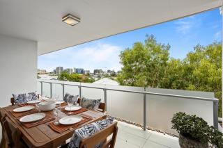 Sleek 2-Bed with Balcony and Communal BBQ Area - 8
