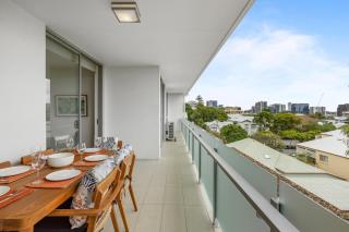 Sleek 2-Bed with Balcony and Communal BBQ Area - 3
