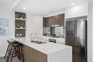 Sleek 2-Bed with Balcony and Communal BBQ Area - 1