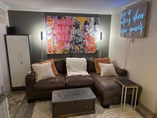 1BR Condo Near West 7th, Pool, Hot Tub, BBQ Sleeps 4 - Jacob's Neon Pearl - Fort Worth - 0