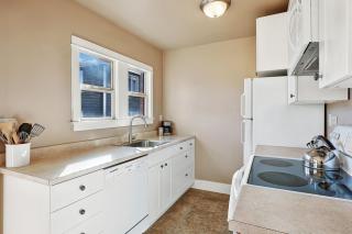 Spacious, bright 1BR in central Capitol Hill location - 3