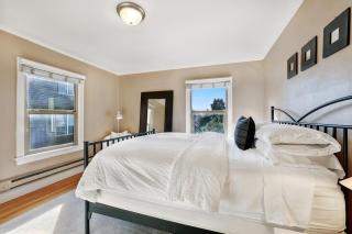 Spacious, bright 1BR in central Capitol Hill location - 2