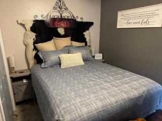 1BR Condo Near West 7th, Pool, Hot Tub, BBQ Sleeps 4 - Jacob's Neon Pearl - Fort Worth - 3