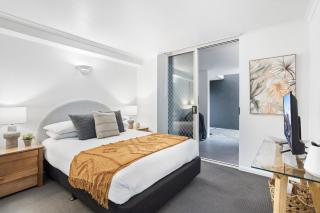 Comfy 2-Bed with Pool and Secure Parking - 9