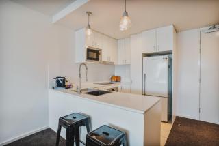 Central 1-Bed with Balcony, Rooftop BBQ & Parking - 4