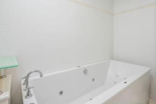 Spacious Flat with Parking & Dedicated EV Station - 6