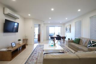 Spacious Flat with Parking & Dedicated EV Station - 1