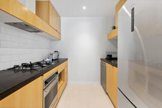 Spacious Melbourne CBD 2-Bed Close to Everything - 4