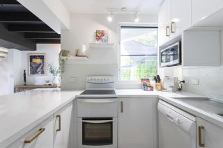 Beachside 2-Bed House with Pool, Courtyard & BBQ - 2