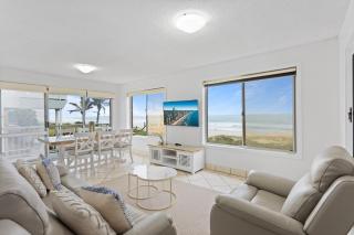 Wake to Waves in Spacious 3-Bed Beachfront Unit - 8