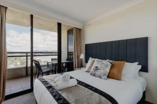 2-Bed with Gym, Tennis Court & Stunning Lake Views - 7