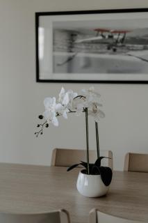 2-Bed with Gym, Tennis Court & Stunning Lake Views - 4