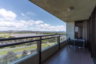 2-Bed with Gym, Tennis Court & Stunning Lake Views - 5