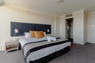 2-Bed with Gym, Tennis Court & Stunning Lake Views - 3