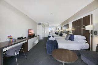 Ocean View 2-Bed Studio In the Heart of Surfers - 8