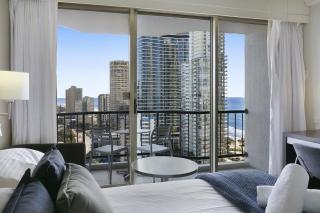 Ocean View 2-Bed Studio In the Heart of Surfers - 4