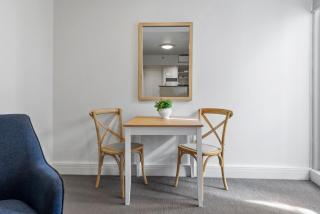 Chic 1-Bed Apartment Steps From Shopping Street - 6