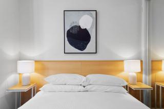 Chic 1-Bed Apartment Steps From Shopping Street - 2