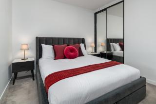 Modern 1-Bed Apartment With Pool And Sauna - 8