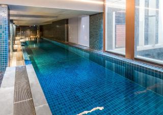 Modern 1-Bed Apartment With Pool And Sauna - 7