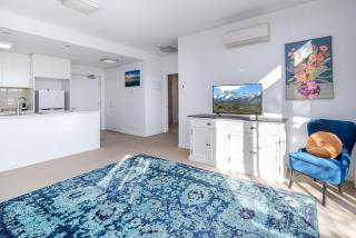 Exquisite Apartment with BBQ and Pool, near Shops - 3