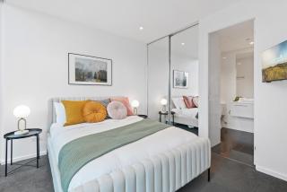 Central Entertainer with Panoramic City Views - 9