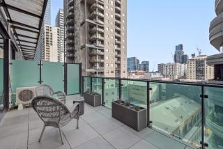 Central Entertainer with Panoramic City Views - 8