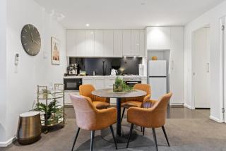 Central Entertainer with Panoramic City Views - 5