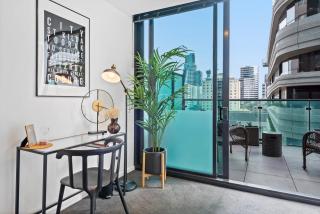 Central Entertainer with Panoramic City Views - 3