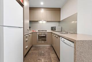 Gorgeous 3-Bed Apartment Near Flagstaff Gardens - 8