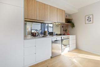 Cosy 1-Bed with Private Balcony By Showgrounds - 8