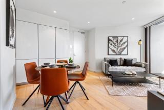 Elegant 2-Bed Apartment With Expansive City Views - 8