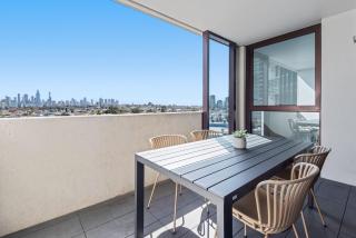 Elegant 2-Bed Apartment With Expansive City Views - Melbourne - 6