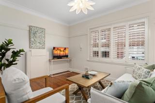 Art Deco Coastal Living, Minutes to the Sand - 8