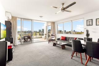 Spacious 2-Bed with Two Balconies with City Views - 5