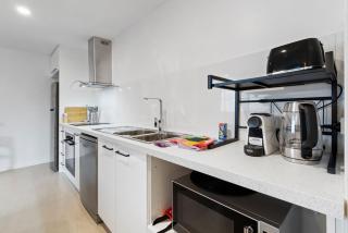Cozy 1-Bed Studio Near Cafes and Shops - 2