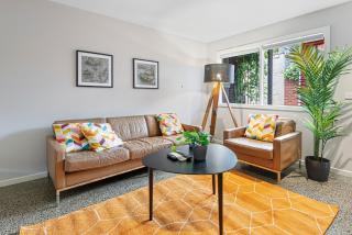 Convenient Bayside Living at the Edge of the City - 5