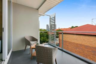 Sleek Apartment with Pool and Rooftop Terrace - 3