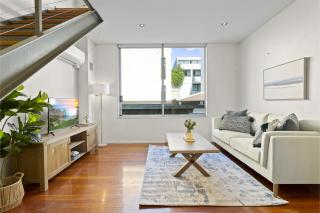 Beautiful Bondi 1-Bed Apartment Meters from Beach - 4