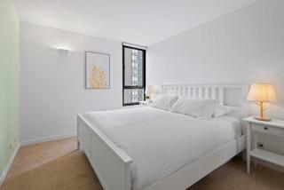 Modern 1-Bed City Apartment with Pool and Gym - 8