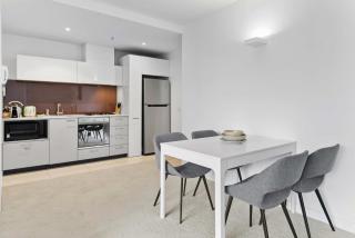 Modern 1-Bed City Apartment with Pool and Gym - 3