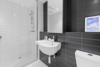 Modern 1-Bed City Apartment with Pool and Gym - 1