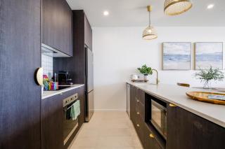 Elegant Bay Side 1-Bed Apartment with Views - 8