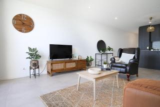 Elegant Bay Side 1-Bed Apartment with Views - 4