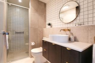 Elegant Bay Side 1-Bed Apartment with Views - 2